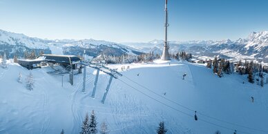 Cable car station and transmitter mast on snowy Hauser Kaibling transmitter plateau. | © Hauser Kaibling | Josh Absenger