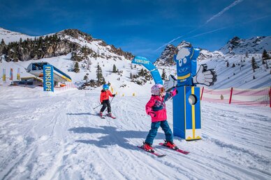 Two kids skiing under blue sky on the Funslope Hauser Kaibling. | © Hauser-Kaibling