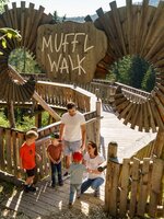 Familie mit Kindern am Eingang des Muffl Walks aus Holz am Wilden Berg in Mautern. | © Christine Höflehner