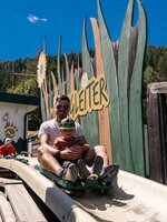 Vater mit Kind auf der Sommerrodelbahn am Wilden Berg in Mautern, bereit zur Abfahrt. | © Christine Höflehner