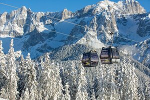 Zwei Kabinen der Kombibahn Rittisberg vor verschneiter Berglandschaft.