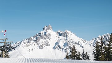 Blick von der Skipiste auf die schneebedeckte Bischofsmütze