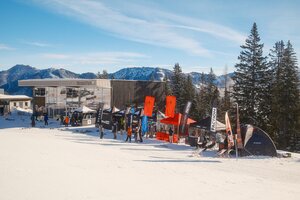 Test tents and brand booths with skis and snowboards in front of Absolut Park building at Shuttleberg | © Shuttleberg