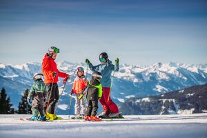 A family of five is on the slopes in the Monte Popolo ski area in Eben. 