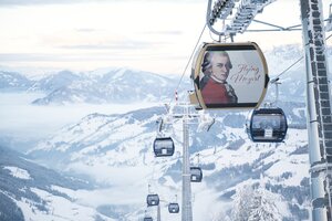 Flying Mozart panoramic gondola with view of snowy mountains and valley in background | © Snow Space Salzburg