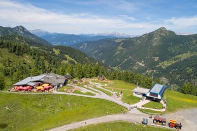 Summer view of Gamskogelhütte with playground, gondola station and scenic mountain backdrop in Zauchensee | © Zauchensee Liftgesellschaft