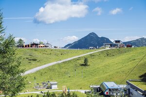 View of Gamskogelbahn top station, hut, walking path and alpine landscape in Zauchensee under clear summer skies. | © Matthias Fritzenwallner
