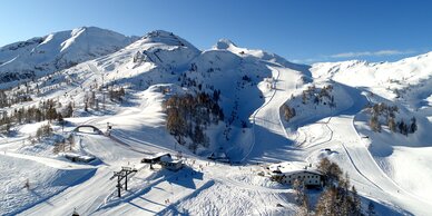 Zauchensee Gamskogel with lifts, snowy slopes and mountain view in background