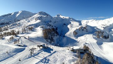 Zauchensee Gamskogel with lifts, snowy slopes and mountain view in background