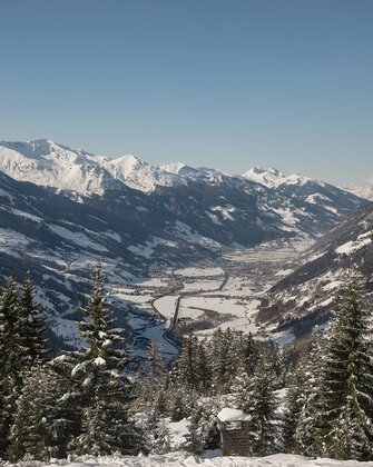 Aussicht in ein verschneites Tal, dass links und rechts von den Bergen eingesäumt ist | © Georg Roske