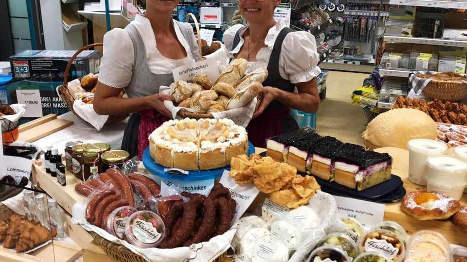 Bäuerinnen mit frischen Produkten | © Johanna Wallinger