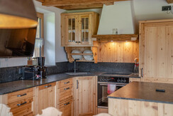 Exklusive Küche mit Naturstein und Induktionsherd