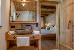 Badezimmer mit Natursteinbecken