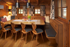 großer-Esstisch-mit-Divan