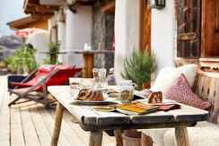 Sonnenterrasse-vor-dem-Chalet