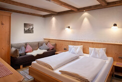 Schlafzimmer-mit-Doppelbett-und-Schlafsofa