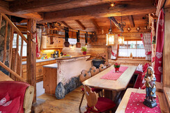 Großer-Esstisch-mit-Küche