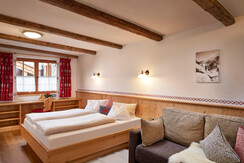 Schlafzimmer-mit-Doppelbett-und-Doppelschlafsofa