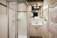 Badezimmer-mit-Dusche-und-WC