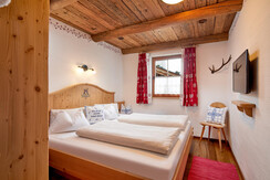 Schlafzimmer-mit-Doppelbett