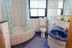 Badezimmer mit Badewanne