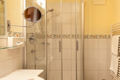 Familienzimmer Berblick Bad