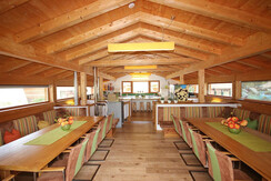 Alpin Loft Wohn- und Essbereich mit Küche