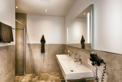 badezimmer-mit-dusche-wc-klein