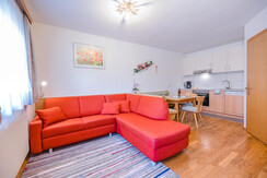 App-2-Ausziehcouch-Esstisch-Küche