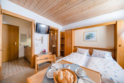 App-5-6-Schlafraum-Blick-zur- Küche