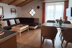 Wohnküche mit gemütlicher Couch