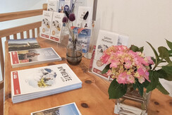 Informationstisch mit den Prospekten