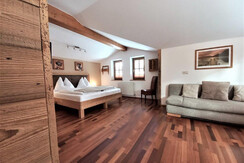 Schlafzimmer 1 mit großer ausziehbarer Couch