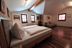 Schlafzimmer 1 mit großer ausziehbarer Couch