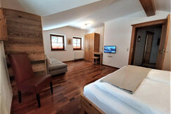 Schlafzimmer 1 mit großer ausziehbarer Couch