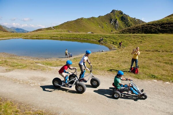 Bergsee mit Scooter