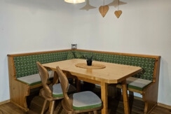 Appartement Benzegg Esstisch und Wohnraum