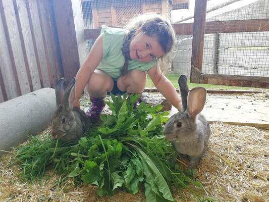 Eva Maria mit Hasen
