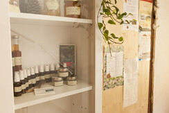 Hausvitrine  mit Tee, Liköre, Salz, Honig etc...