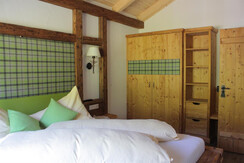 Arnoldhof Chalet Schlafzimmer mit Altholz