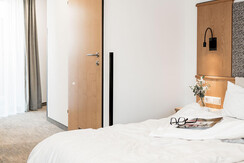 bett-aktiv-doppelzimmer-mit-teppichboden