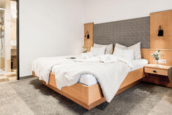 bettansicht-doppelzimmer-mit-couch-mit-teppichbode