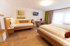 Zimmeransicht Dreibettzimmer mit Balkon