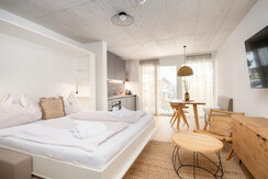 BASE 1.06 | Gemütliches Ladenstein Bett bereit für die Nacht