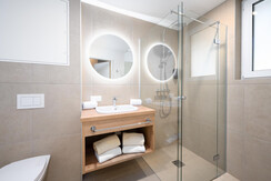 BASE 2.03 | badezimmer mit dusche & wc