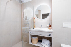 BASE 2.04 | badezimmer 1 mit dusche & wc