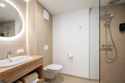 BASE 3.01 | badezimmer 1 mit dusche & wc