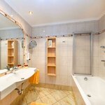 Photo of Junior suite, shower, toilet, 1 bed room