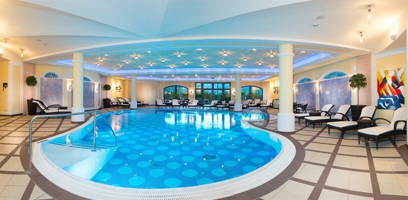 Panoramic indoor pool at Spa Hotel Berghof | © Verwöhnhotel Berghof