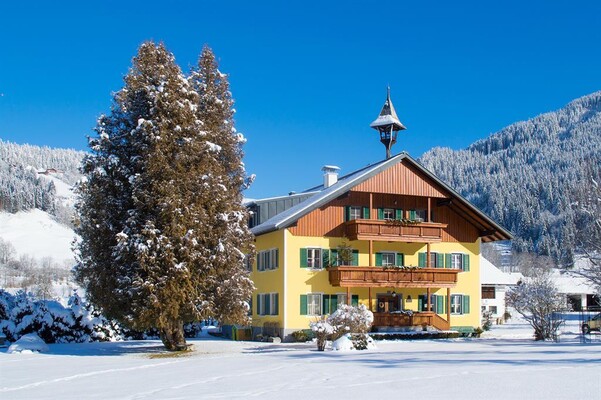 Farmhouse in winter | © Holzmann